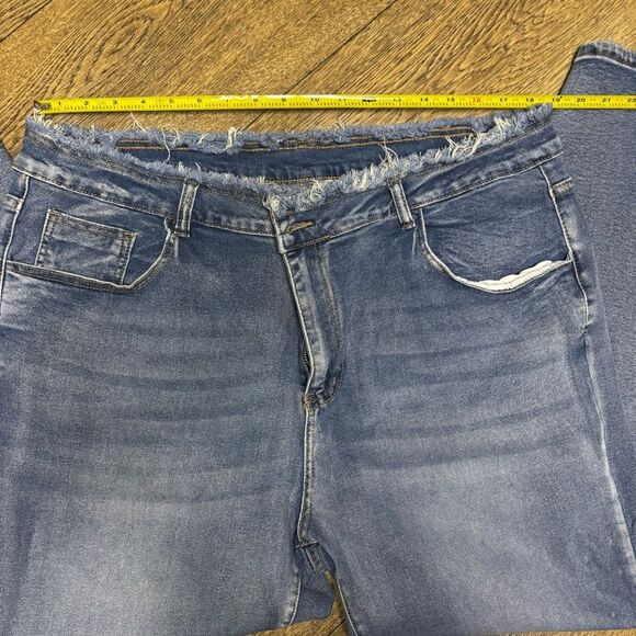 (161)Distressed Skinny Jeans - Picture 6 of 10